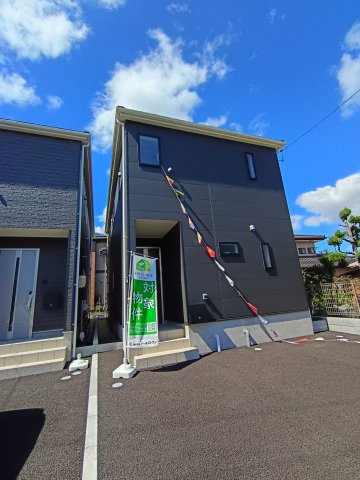 クレイドルガーデン下松市桜町 第1の外観|スタイリッシュでシックなダークトーンの外観デザイン。前面にはきれいに整備された駐車スペースを確保しています。モダンで洗練された佇まいが、住む人のこだわりを引き立てる素敵な住まいです。