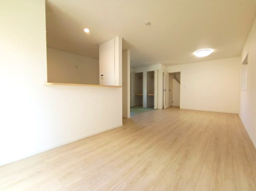 クレイドルガーデン下松市桜町 第1の居間・リビング|木目のナチュラルなテイストが心地よい広々としたLDK。対面キッチンから部屋全体を見渡せる開放的な空間設計です。奥行きがありレイアウトも自由自在！奥には収納に便利なクローゼットスペースもございます。
