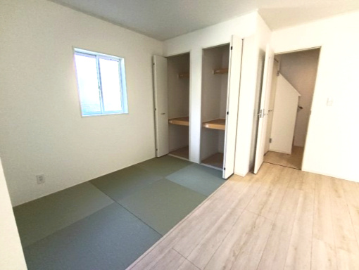 クレイドルガーデン下松市桜町 第1の和室|リビング横に併設された落ち着くタタミコーナー。モダンな琉球風畳が空間におしゃれなアクセントを添えます。便利な押入れ収納付きで、お子様のお昼寝やキッズスペース、来客時にも重宝する万能な空間です。