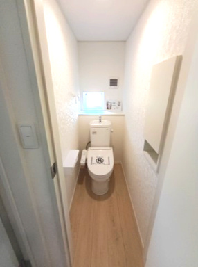 クレイドルガーデン下松市桜町 第1のトイレ|白を基調とした清潔感あふれるトイレ空間。温水洗浄便座や手洗いカウンターを備え、快適にご使用いただけます。換気や自然光を取り込める小窓に加え、トイレットペーパー等をすっきりしまえる埋込収納付き。