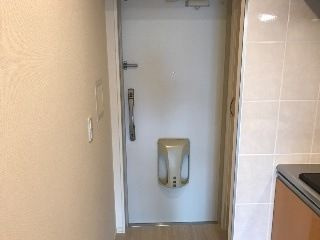 サンプレス八筋の玄関