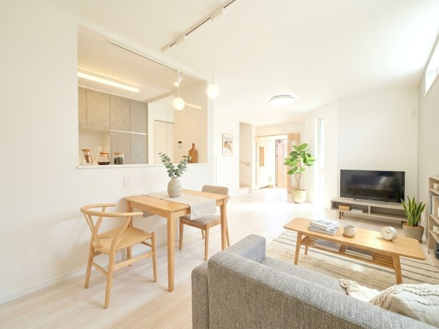 羽村市小作台5丁目　全2棟の居間・リビング|※家具装飾はCG加工によるものです。
２号棟2026年撮影