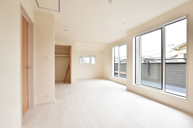ブルーミングガーデン松ケ丘1丁目新築一戸建て│3LDK+駐車2台可の収納|-主寝室(2F)- 収納庫内には枕棚とハンガーレールを配置しています。