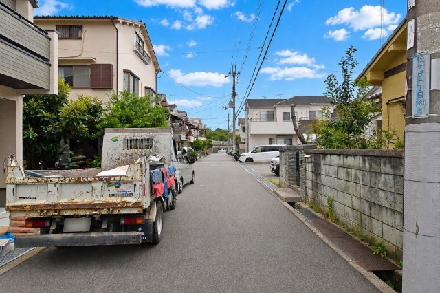 ブルーミングガーデン松ケ丘1丁目新築一戸建て│3LDK+駐車2台可の前面道路含む現地写真|前面道路は東側に約5.9ｍ幅です。