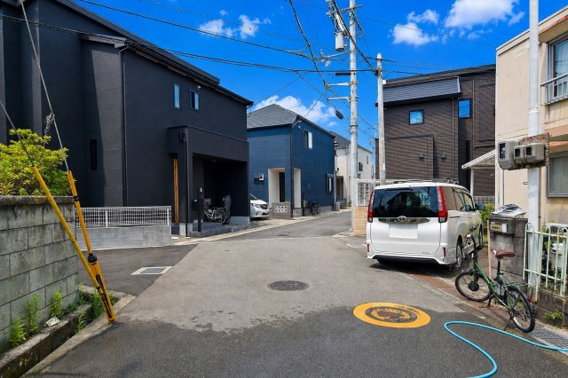 ブルーミングガーデン松ケ丘1丁目新築一戸建て│3LDK+駐車2台可の前面道路含む現地写真|前面道路は東側に約5.9ｍ幅です。