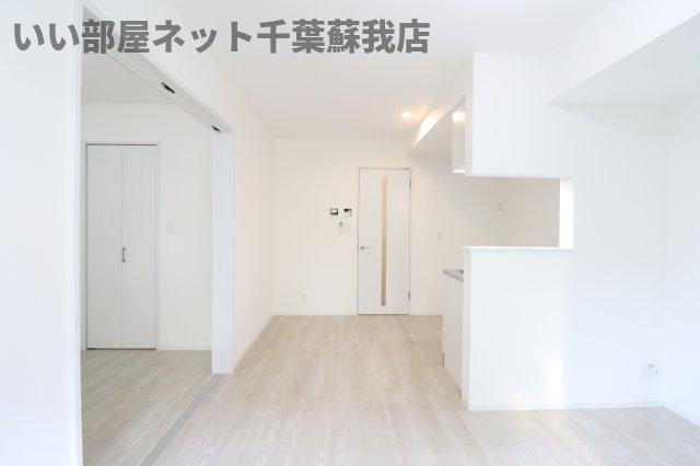 ジーメゾン千葉浜野ルミソラの居間・リビング|こちらのリビングで趣味の時間をお楽しみください