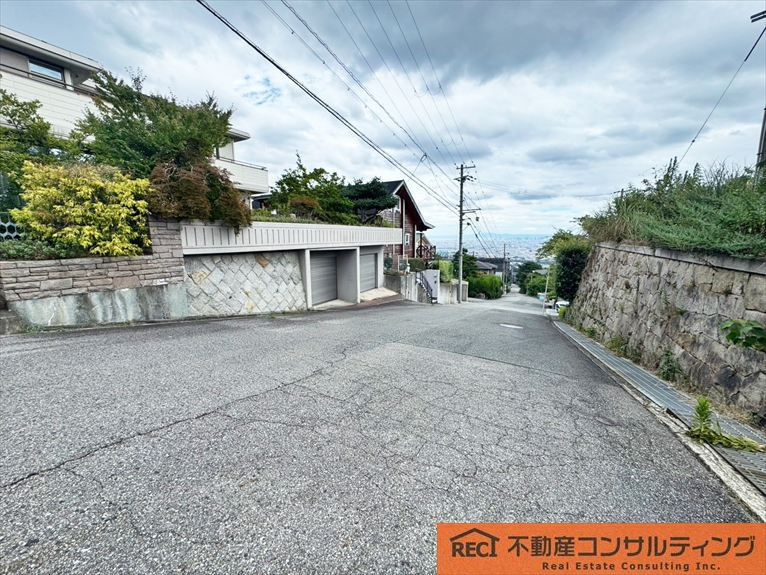 西宮市苦楽園三番町　中古戸建の前面道路含む現地写真