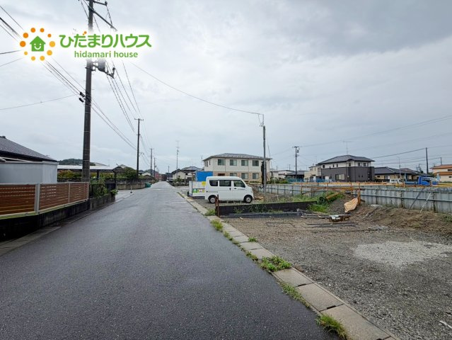 いわき市泉滝尻2丁目1期　新築戸建　1号棟の前面道路含む現地写真|カースペース3台ＯＫ！前面道路も幅が広いため車庫入れも安心です(^^)/