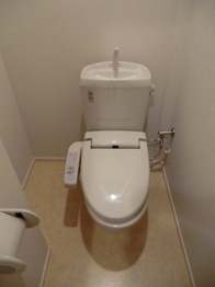 温水洗浄便座付きのトイレです♪
