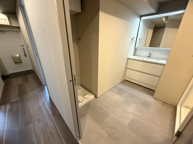 ただいま大規模修繕中。ドンキまで徒歩４分の好立地！お車利用者なら狩場インターすぐそばの快適アクセス。つまるところ、生きるのに苦労しないのは意外かしら？？な、『グリーンヒルズ横浜Ｂ棟』リノベーションの脱衣所