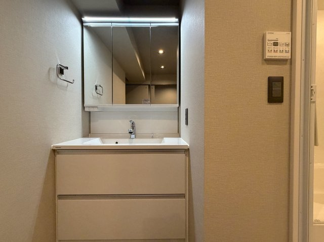 ただいま大規模修繕中。ドンキまで徒歩４分の好立地！お車利用者なら狩場インターすぐそばの快適アクセス。つまるところ、生きるのに苦労しないのは意外かしら？？な、『グリーンヒルズ横浜Ｂ棟』リノベーションの独立洗面台|使いやすい独立洗面台です