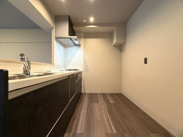ただいま大規模修繕中。ドンキまで徒歩４分の好立地！お車利用者なら狩場インターすぐそばの快適アクセス。つまるところ、生きるのに苦労しないのは意外かしら？？な、『グリーンヒルズ横浜Ｂ棟』リノベーションのキッチン|キッチンでお料理をお楽しみください