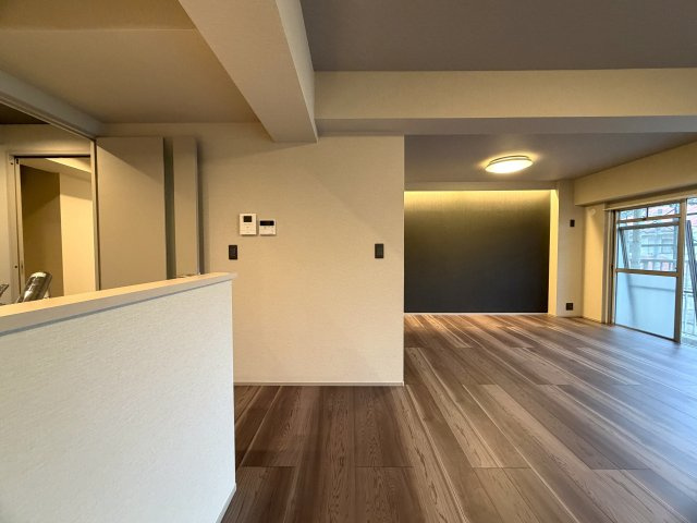 ただいま大規模修繕中。ドンキまで徒歩４分の好立地！お車利用者なら狩場インターすぐそばの快適アクセス。つまるところ、生きるのに苦労しないのは意外かしら？？な、『グリーンヒルズ横浜Ｂ棟』リノベーションの居間・リビング|ゆったりとしたリビングです