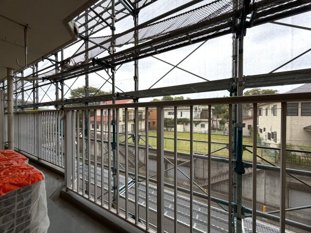 ただいま大規模修繕中。ドンキまで徒歩４分の好立地！お車利用者なら狩場インターすぐそばの快適アクセス。つまるところ、生きるのに苦労しないのは意外かしら？？な、『グリーンヒルズ横浜Ｂ棟』リノベーションのバルコニー|落ち着いた時間を過ごせるバルコニーです