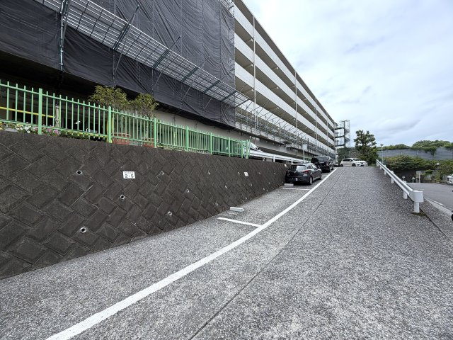ただいま大規模修繕中。ドンキまで徒歩４分の好立地！お車利用者なら狩場インターすぐそばの快適アクセス。つまるところ、生きるのに苦労しないのは意外かしら？？な、『グリーンヒルズ横浜Ｂ棟』リノベーションの外観|落ち着いた雰囲気の外観です