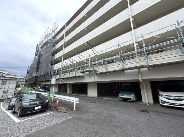 ただいま大規模修繕中。ドンキまで徒歩４分の好立地！お車利用者なら狩場インターすぐそばの快適アクセス。つまるところ、生きるのに苦労しないのは意外かしら？？な、『グリーンヒルズ横浜Ｂ棟』リノベーションの外観|外観です