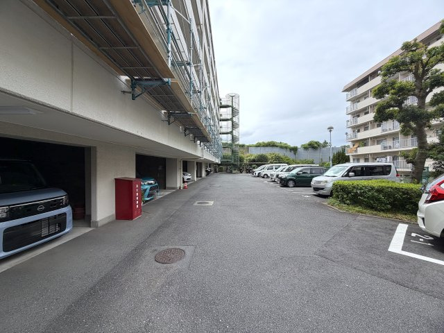 ただいま大規模修繕中。ドンキまで徒歩４分の好立地！お車利用者なら狩場インターすぐそばの快適アクセス。つまるところ、生きるのに苦労しないのは意外かしら？？な、『グリーンヒルズ横浜Ｂ棟』リノベーションの駐車場|カースペースがあります