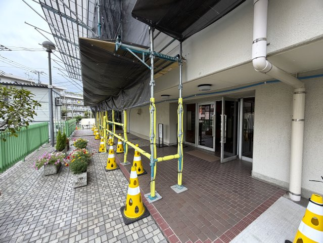 ただいま大規模修繕中。ドンキまで徒歩４分の好立地！お車利用者なら狩場インターすぐそばの快適アクセス。つまるところ、生きるのに苦労しないのは意外かしら？？な、『グリーンヒルズ横浜Ｂ棟』リノベーション