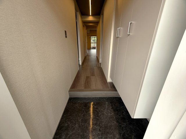 ただいま大規模修繕中。ドンキまで徒歩４分の好立地！お車利用者なら狩場インターすぐそばの快適アクセス。つまるところ、生きるのに苦労しないのは意外かしら？？な、『グリーンヒルズ横浜Ｂ棟』リノベーションの玄関|シンプルで使いやすい玄関です