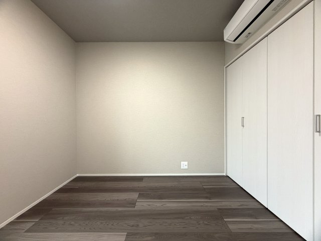 ただいま大規模修繕中。ドンキまで徒歩４分の好立地！お車利用者なら狩場インターすぐそばの快適アクセス。つまるところ、生きるのに苦労しないのは意外かしら？？な、『グリーンヒルズ横浜Ｂ棟』リノベーションの洋室|明るい洋室です