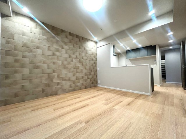 ライオンズステーションプラザ草加の居間・リビング|リノベーションで生まれ変わったLDK。明るく清潔感あふれる快適空間です。
