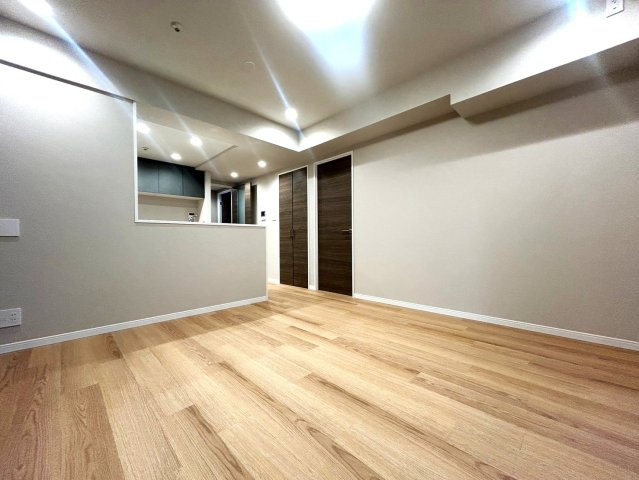 ライオンズステーションプラザ草加の居間・リビング|開放感のあるLDKは、ご家族やゲストとの時間を心地よく演出します。