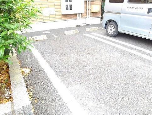 プラシードⅢの駐車場