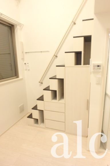 ハーモニーテラス南長崎の収納|ロフトに向かう収納階段です。同建物内別部屋　敷金0礼金0