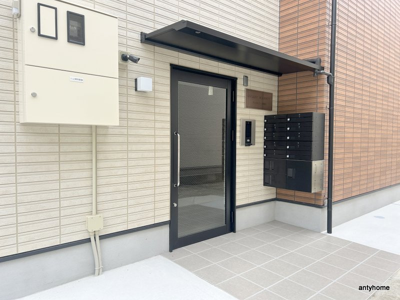 ヴェルメゾン三津屋中　仲介手数料無料のエントランス