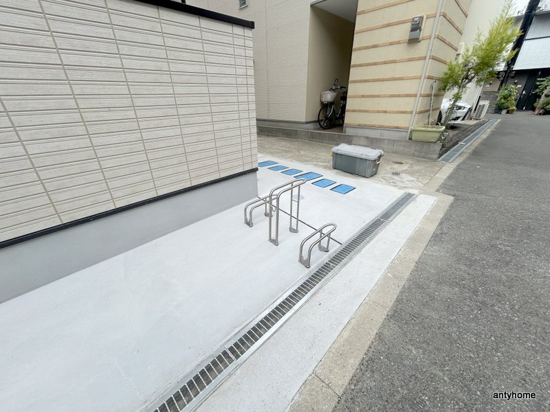 ヴェルメゾン三津屋中　仲介手数料無料の駐車場