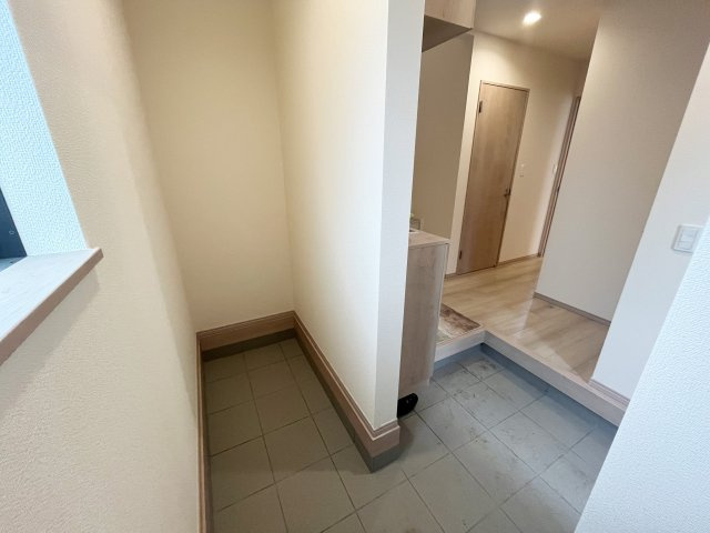 狭山ヶ丘2丁目新築戸建ての玄関|土間収納もあり、ベビーカーやゴルフバックなども置け、スッキリします♪
