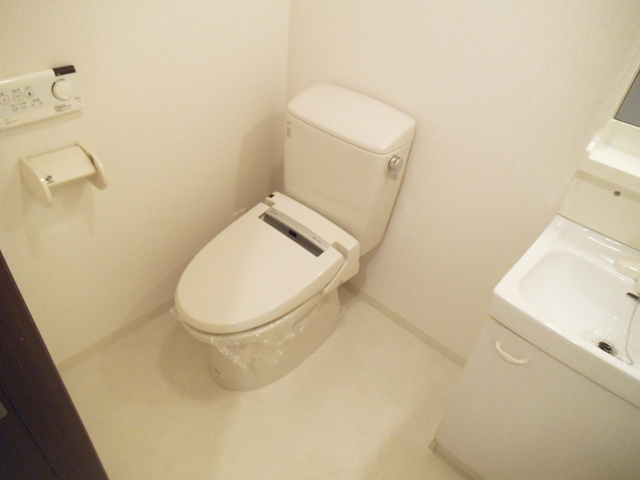 ラ・エテルノ赤羽台のトイレ|トイレの隣に洗面台があります♪
