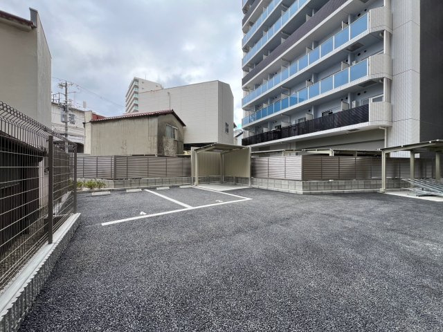 スプランディッド難波キャトルの駐車場
