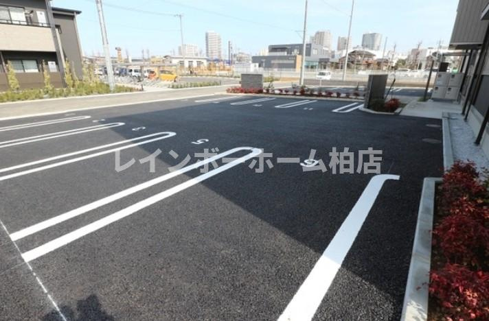 仲介手数料（賃料の1.10ヵ月）の50％OFF対象物件！の駐車場