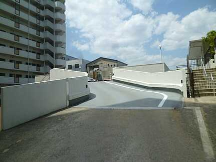 ファミール江波公園リバーサイド弐番館の駐車場