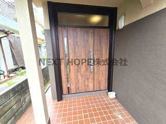 【玄関】 | 宝塚市安倉中6丁目中古戸建【リフォーム済み】 | 玄関は木の温もりが感じられる親子扉です♪大きな家具の搬入もできます！！