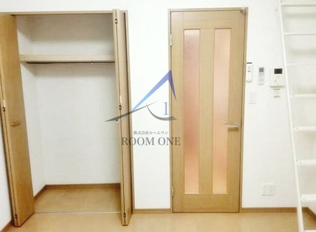 ピュア氷川台二番館の居間・リビング|洋室のお部屋です。