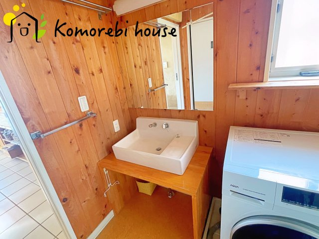 白岡市新白岡3丁目　中古戸建の独立洗面台|独立洗面台あり、毎朝おしゃれに忙しい女性の方におすすめです