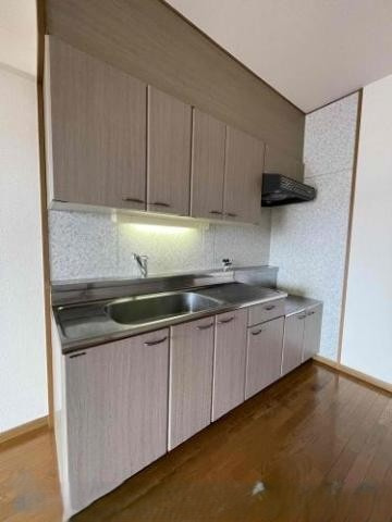グランシャリオ南大橋のキッチン|広々キッチン（持込ガスコンロ）、都市ガスで経済的♪