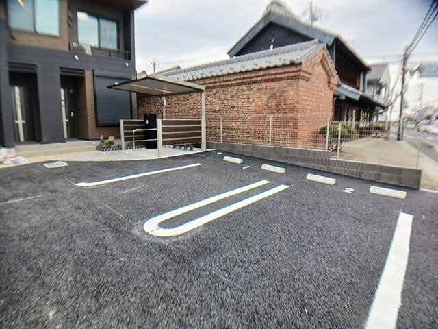 ゴールド　ティアラの駐車場