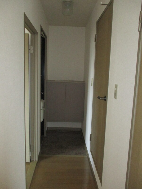 クレールＡの玄関|収納もある玄関です