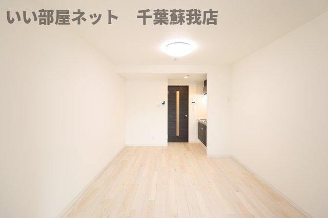 ジーメゾン千葉村田町ヘルミの居間・リビング|広くて明るい寝室