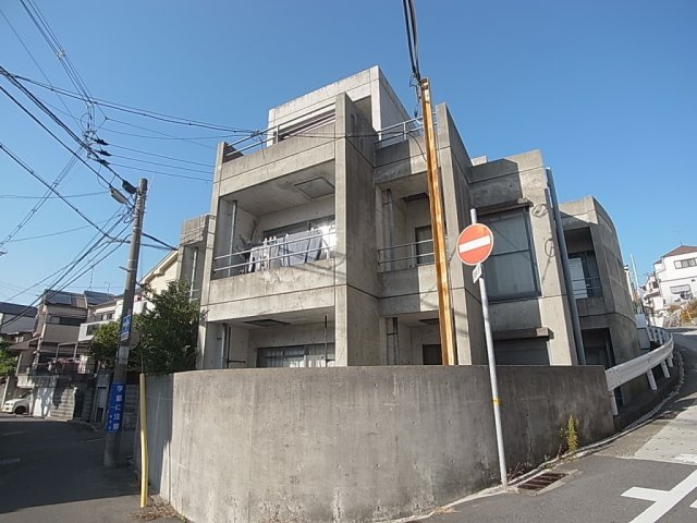 アパルトマンサンクフォイユの外観|コンクリ打ちっぱなしのデザイナーズマンション