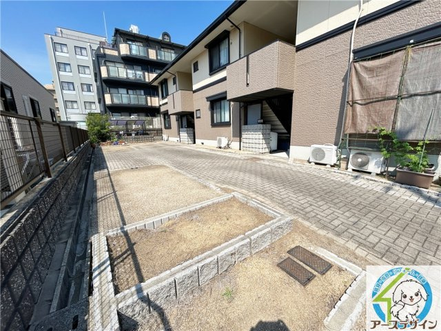 ハイカムール住吉の駐車場