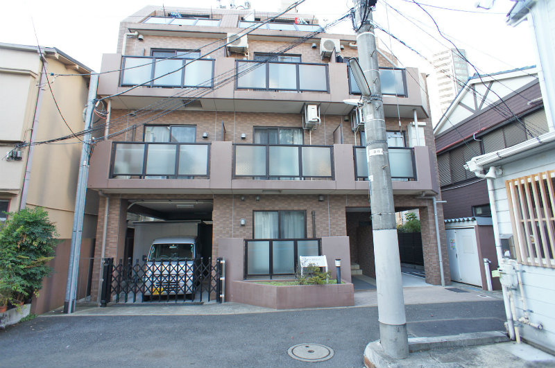 Wisteria六本木の外観|向かって左手の隣地は現在空き地になっております(2023年2月現在)。工事看板などは出ていないので詳細は不明ですが、今後マンション建築工事などが始まる可能性があります。
