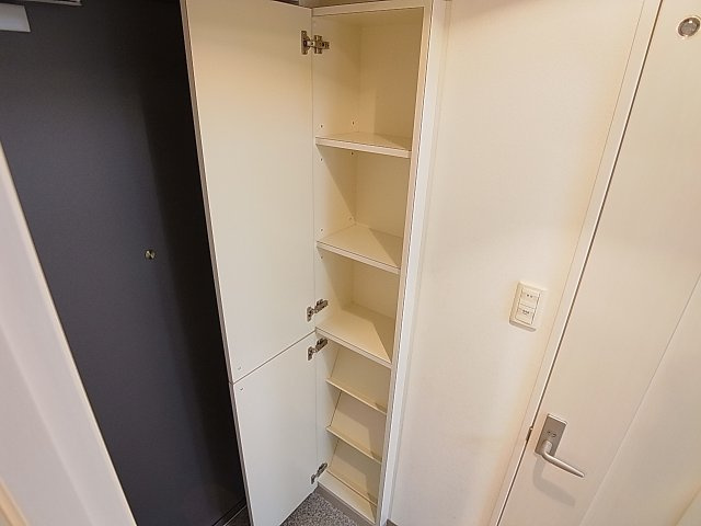 アネシスコート門口の玄関|大きなシューズＢＯＸ完備です