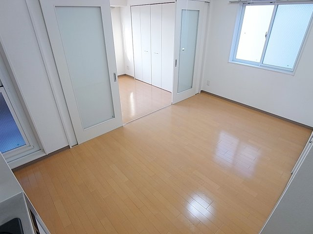 アネシスコート門口の居間・リビング|非常にキレイな室内ですね