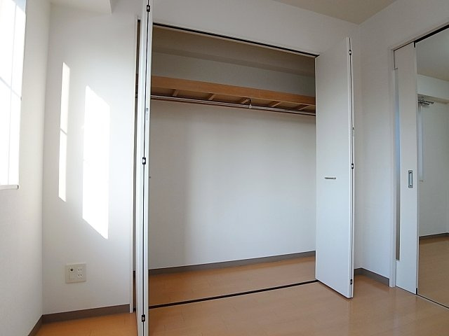 アネシスコート門口の収納|大きなクローゼット完備