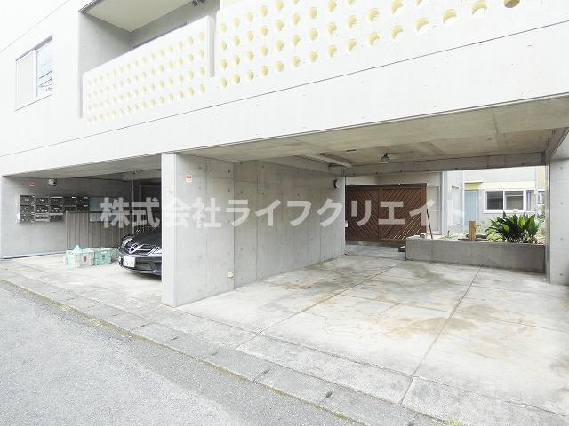 ピアハウスの駐車場
