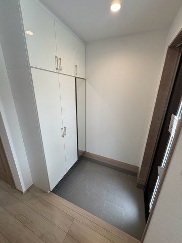 須磨区東落合3丁目　新築戸建て　B棟の玄関|◆玄関◆玄関は光がたくさん入る設計になっていて明るいですね！